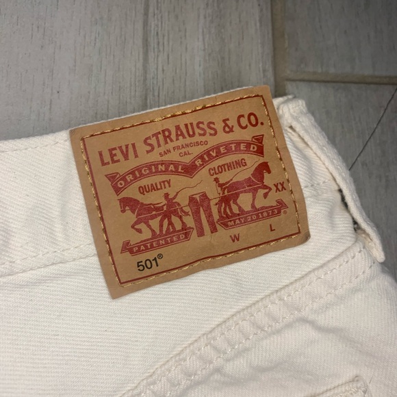 Levi's White Jean Shorts with Butterfly Design - Picture 3 of 4